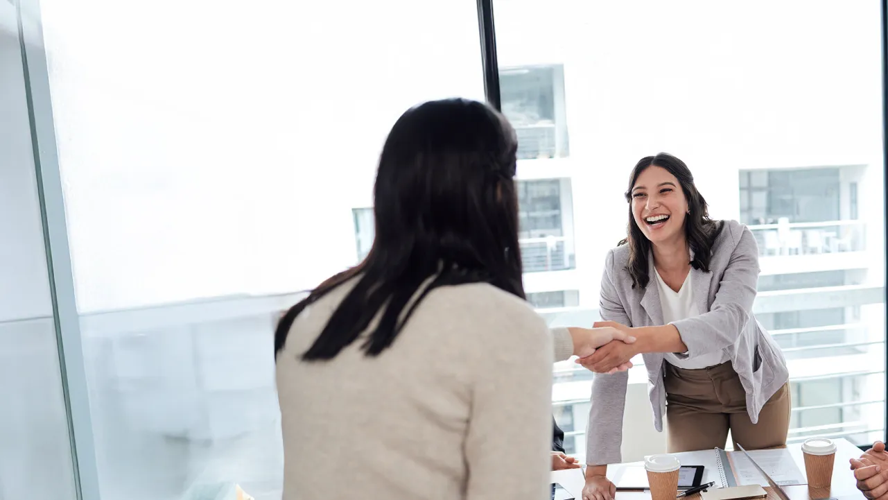 Dos personas estrechando la mano. Imagen referencial a la carrera de Ingeniería en Recursos Humanos de Iplacex.