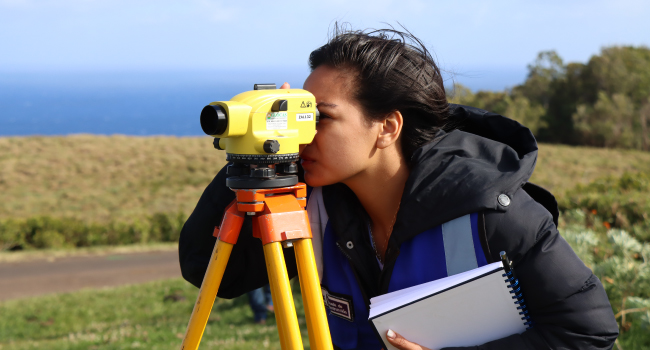 Estudiante de Iplacex realizando talleres prácticos