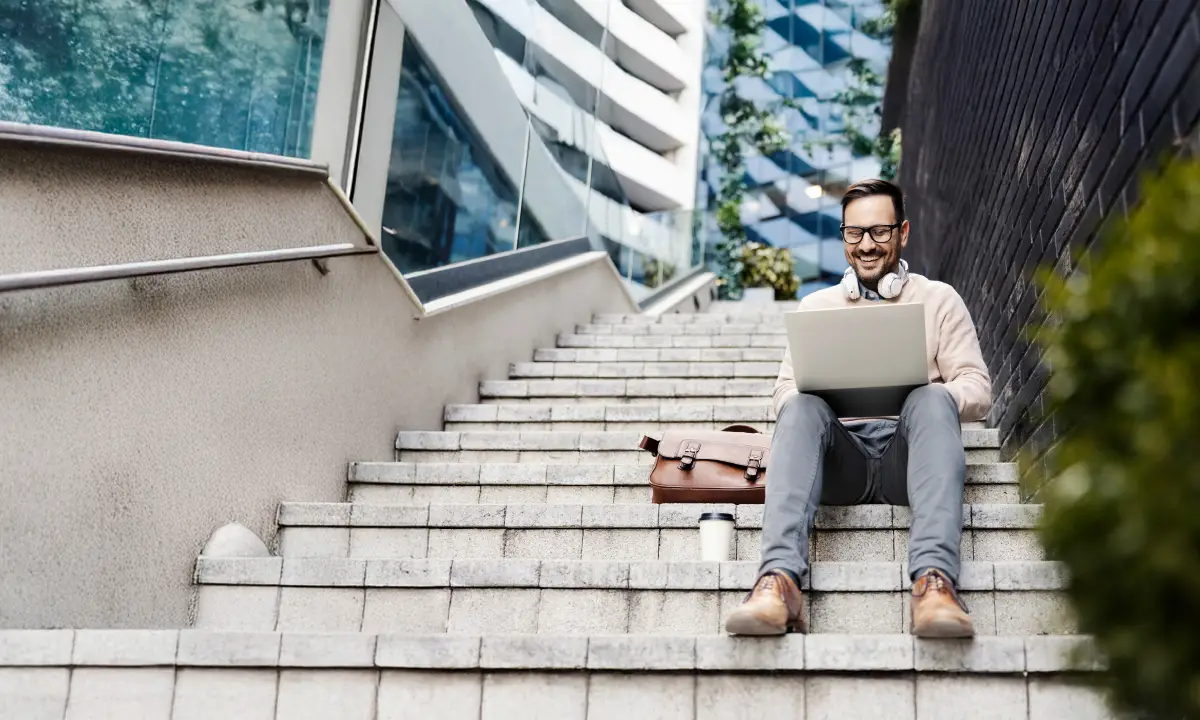 Estudiante haciendo cursos online gratis