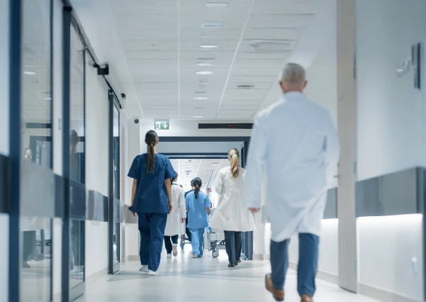 Imagen referencial a un Webinar de Iplacex titulado: Ejercer y Validar carreras técnicas y profesionales de la salud en el Reino Unido.