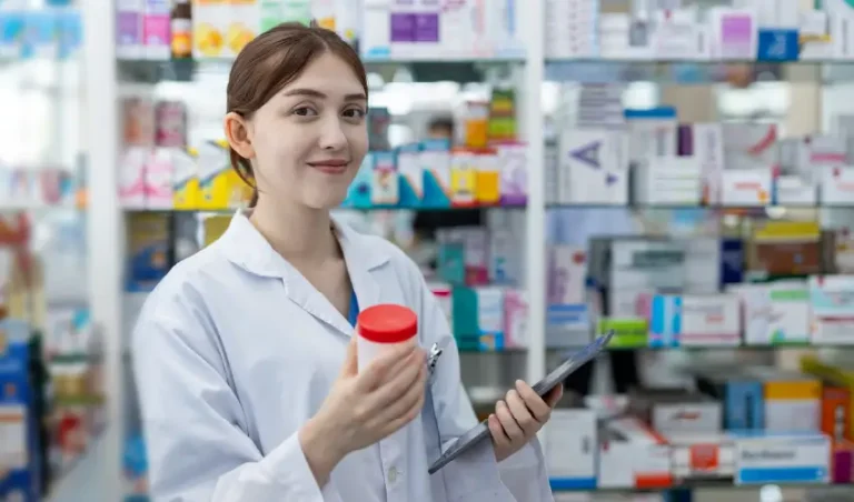 Sueldo y empleabilidad: Así es estudiar Técnico en Farmacia online