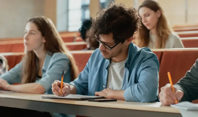 Carreras menos saturadas y con sueldos sobre $1 millón en Iplacex 