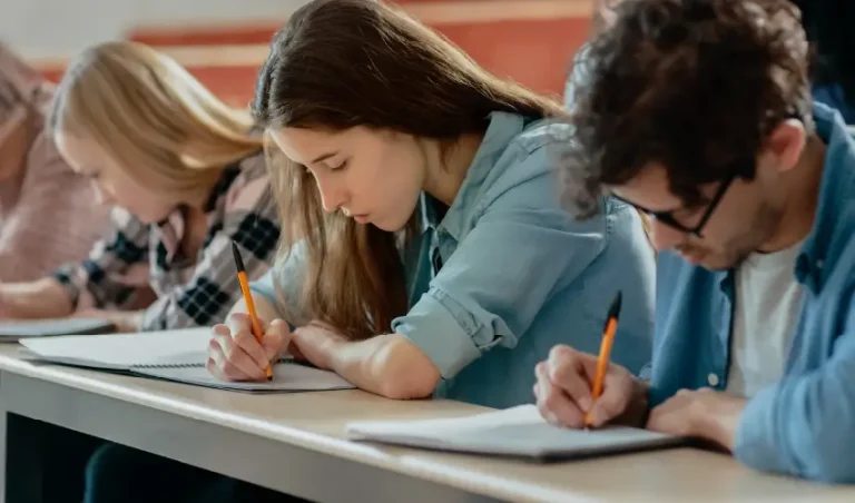 Las carreras que Bill Gates recomienda estudiar para no ser reemplazado por la IA