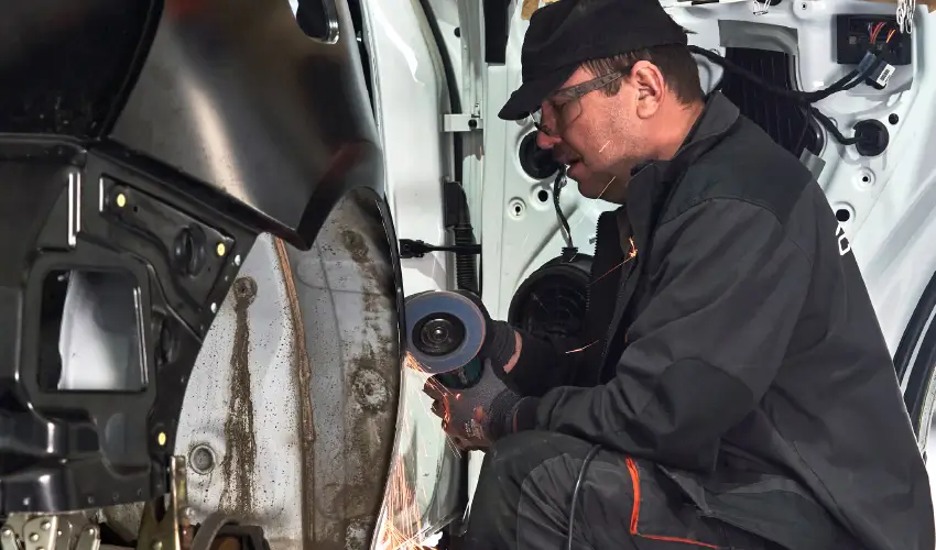 Técnico en mecánica automotriz realizando diagnóstico electrónico de un vehículo