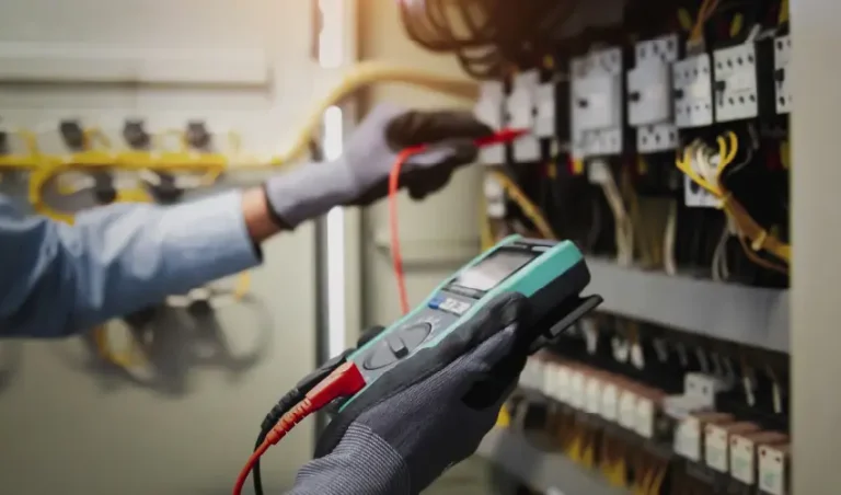 Certificación SEC en Chile: Por qué hoy no basta con saber electricidad para trabajar en el rubro