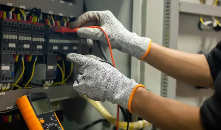 Técnico en Instalaciones Eléctricas: ¿La carrera entrega la certificación SEC? 
