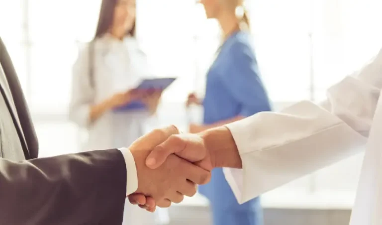 ¿Qué hace un Ingeniero en Gestión de Centros de Salud y cuál es su campo laboral?
